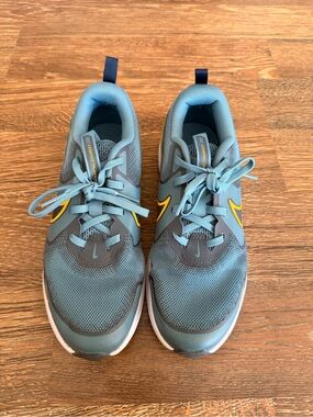 Nike youth running shoes